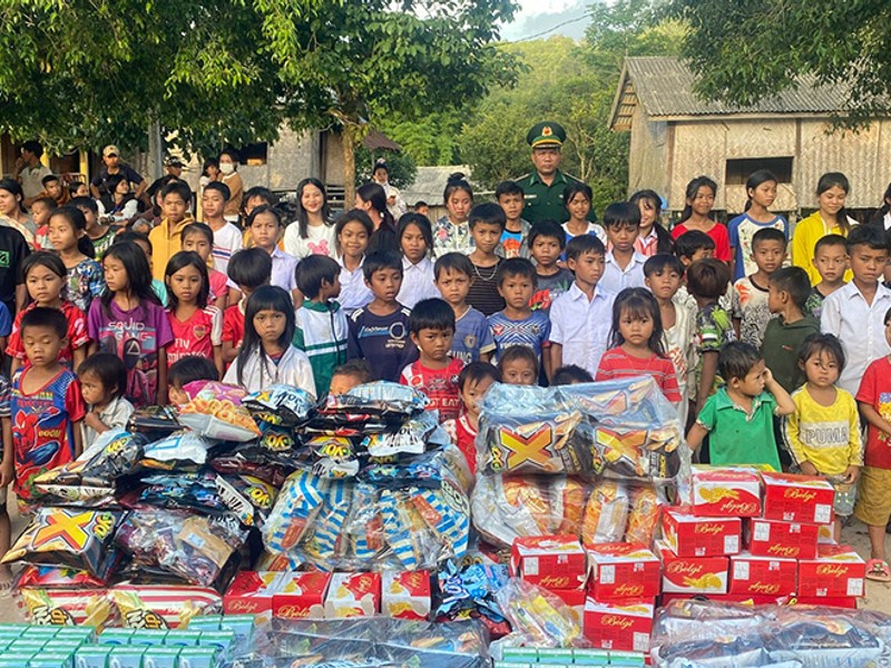 Phụ huynh giám sát con cái sử dụng máy tính