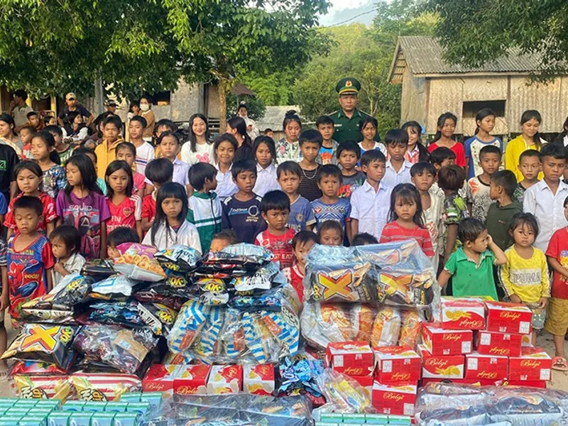 Phụ huynh giám sát con cái sử dụng máy tính