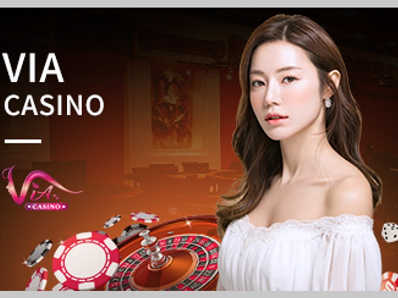 Bàn Baccarat trực tuyến với dealer và lá bài